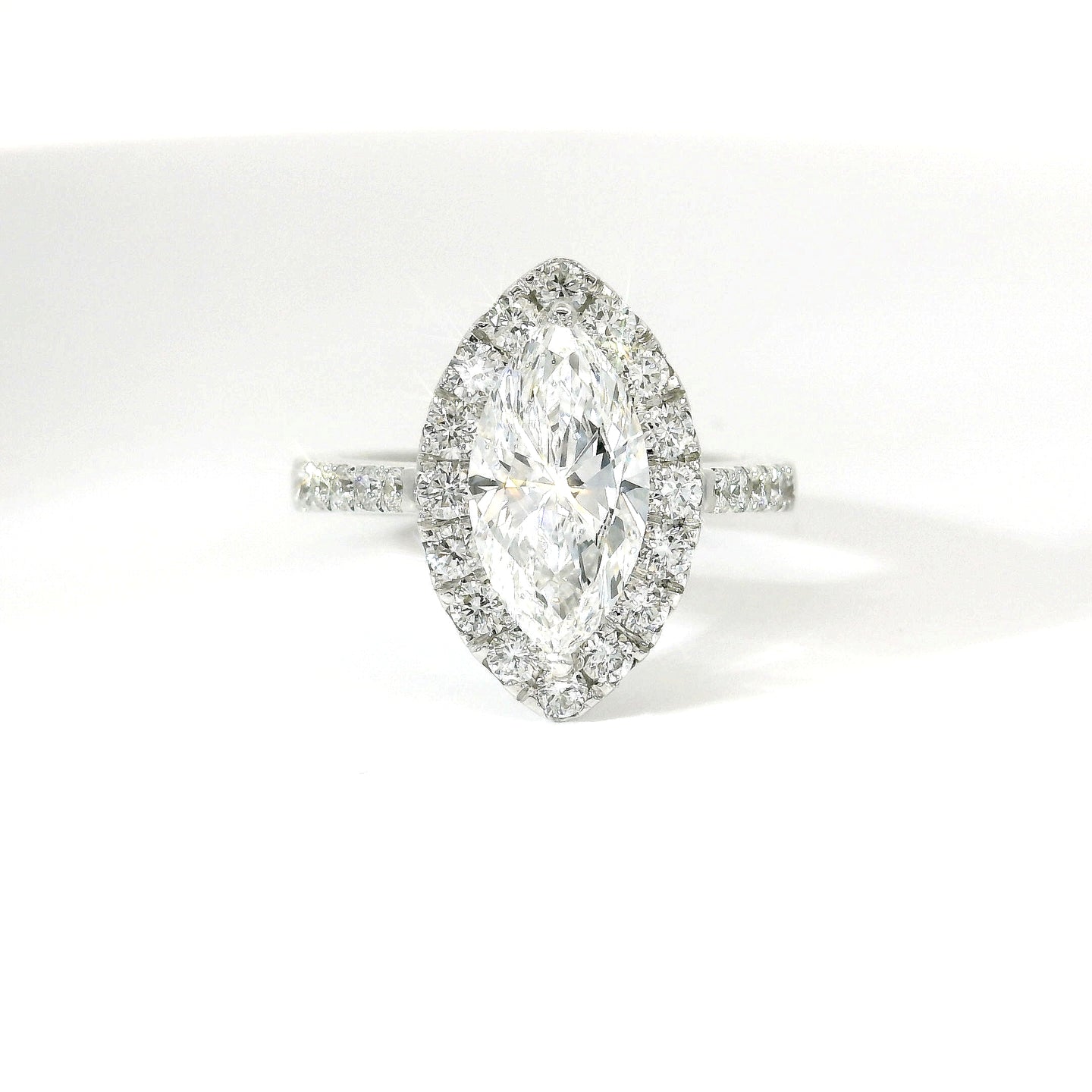 Anello dreams marquise in oro bianco con diamanti lab-grown taglio brillante, 2,77 carati.