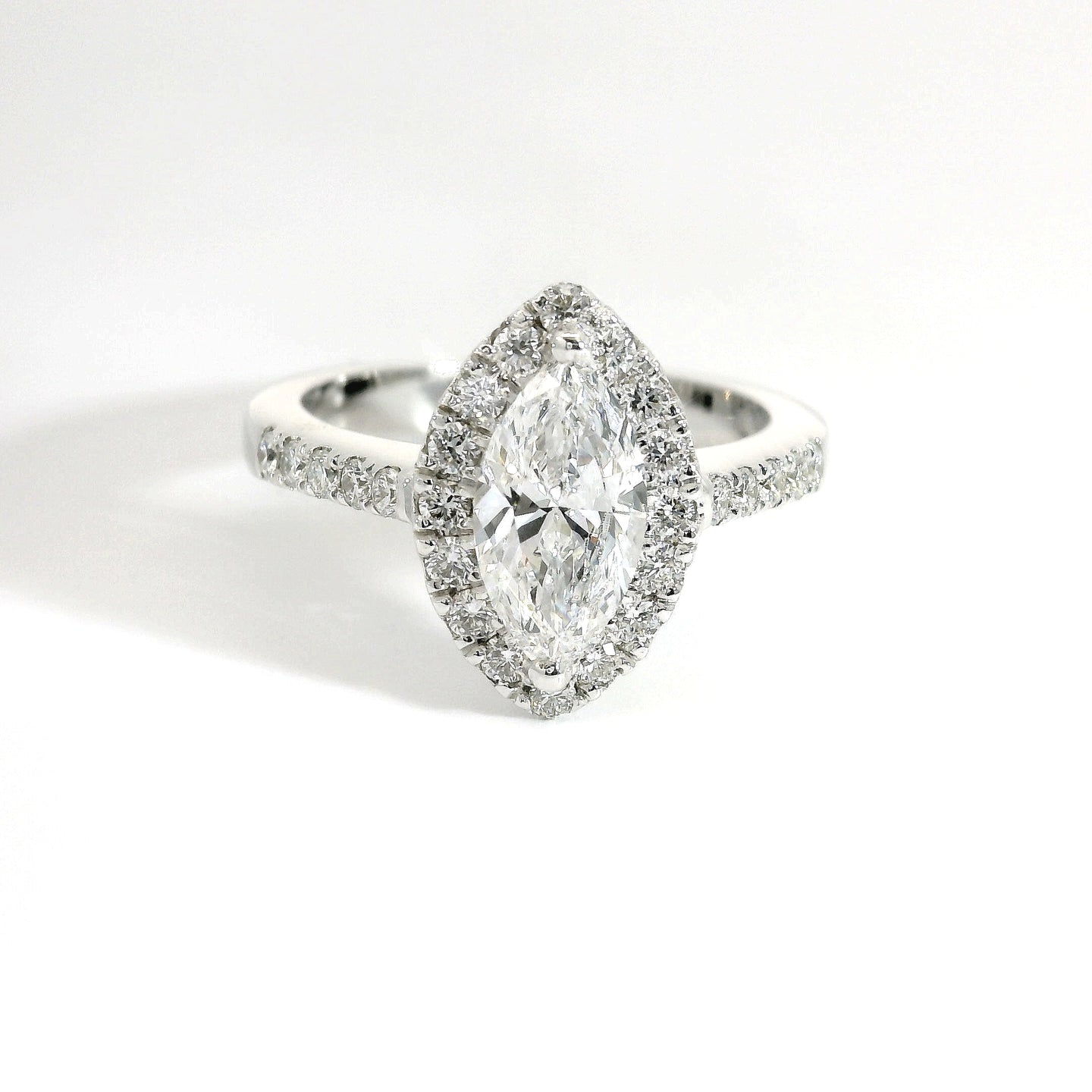 Anello Dreams marquise in oro bianco con diamanti lab-grown taglio brillante, 1,46 carati.