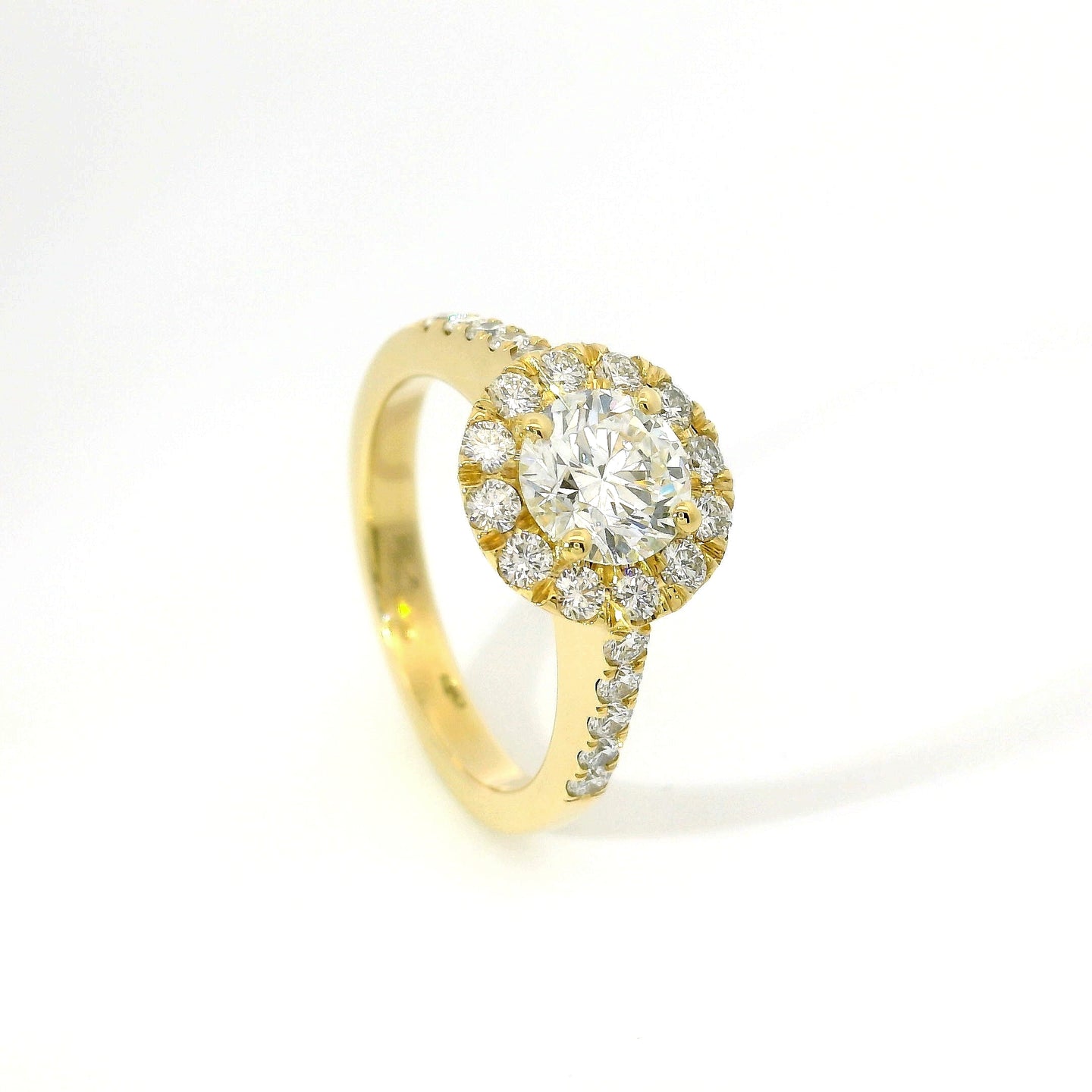 Dreams round ring in yellow gold with brilliant-cut lab-grown diamonds, 1.65 carats.