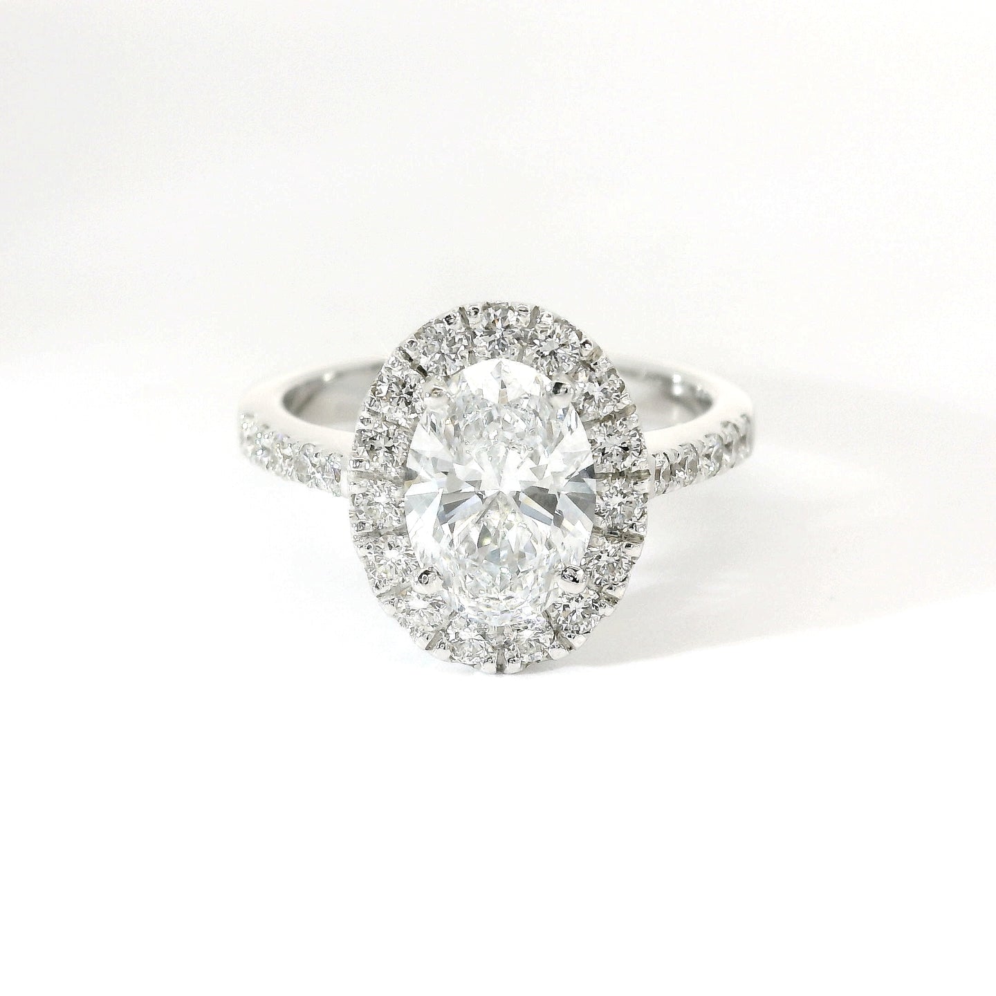 Anello Dreams ovale in oro bianco con diamanti lab-grown taglio brillante, 2,16 carati.