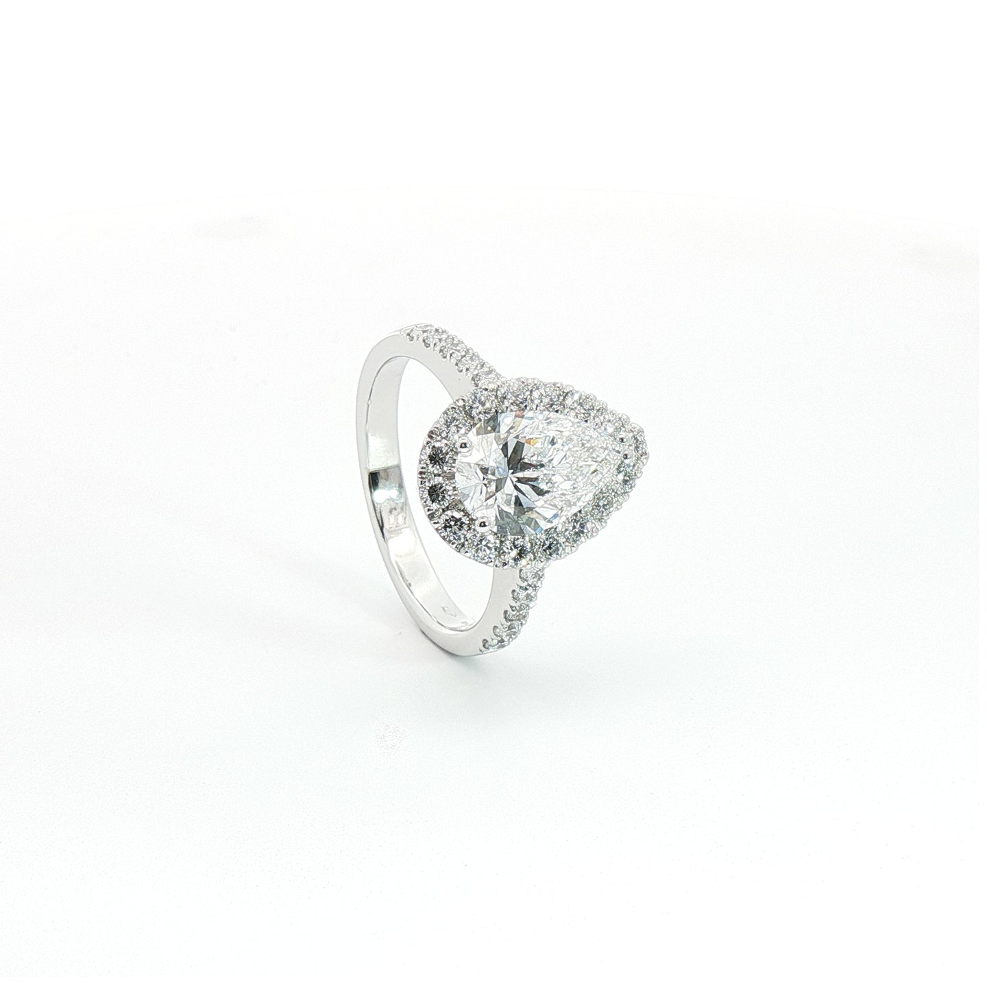 Anello Dreams con diamanti Lab-Grown taglio goccia e brillante, 2,28 carati.