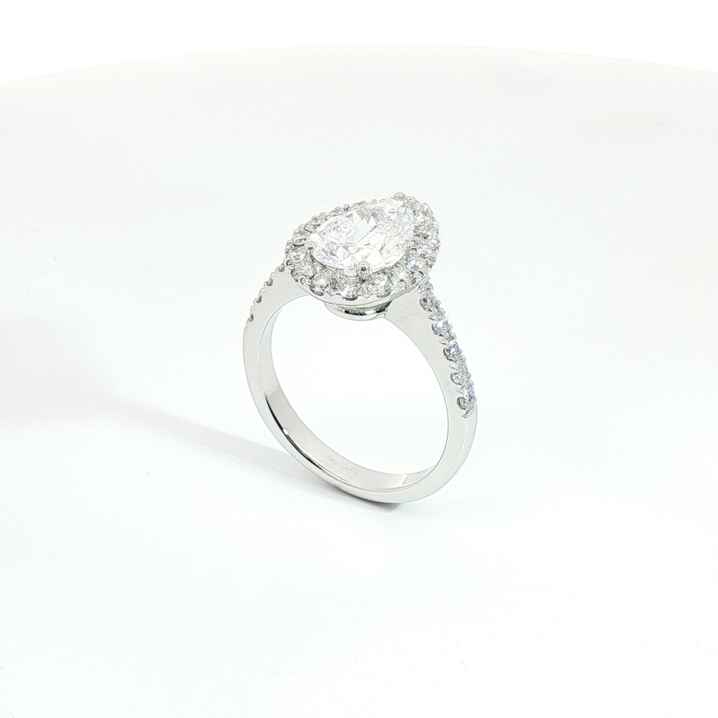 Anello Dreams con diamanti Lab-Grown taglio goccia e brillante, 2,28 carati.