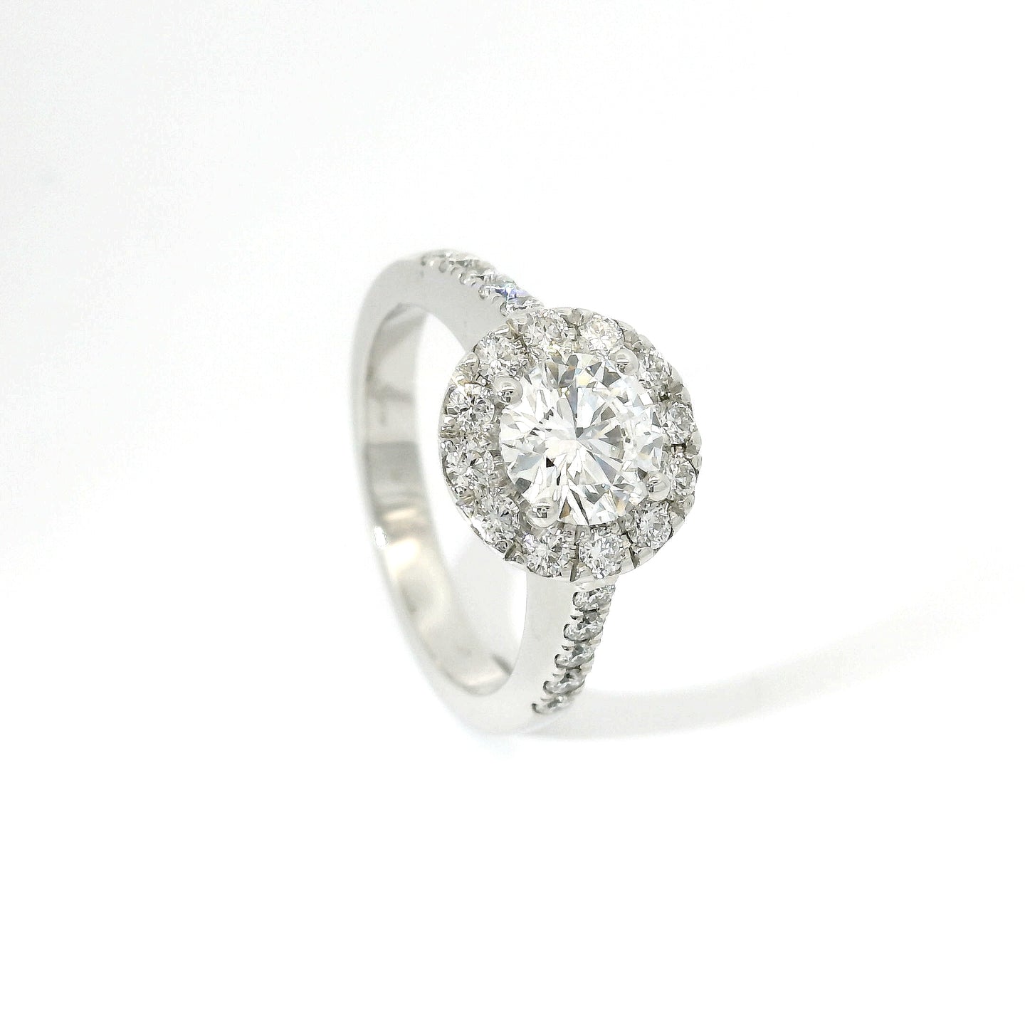 Round Dreams ring in white gold with brilliant-cut lab-grown diamonds, 1.51 carats.