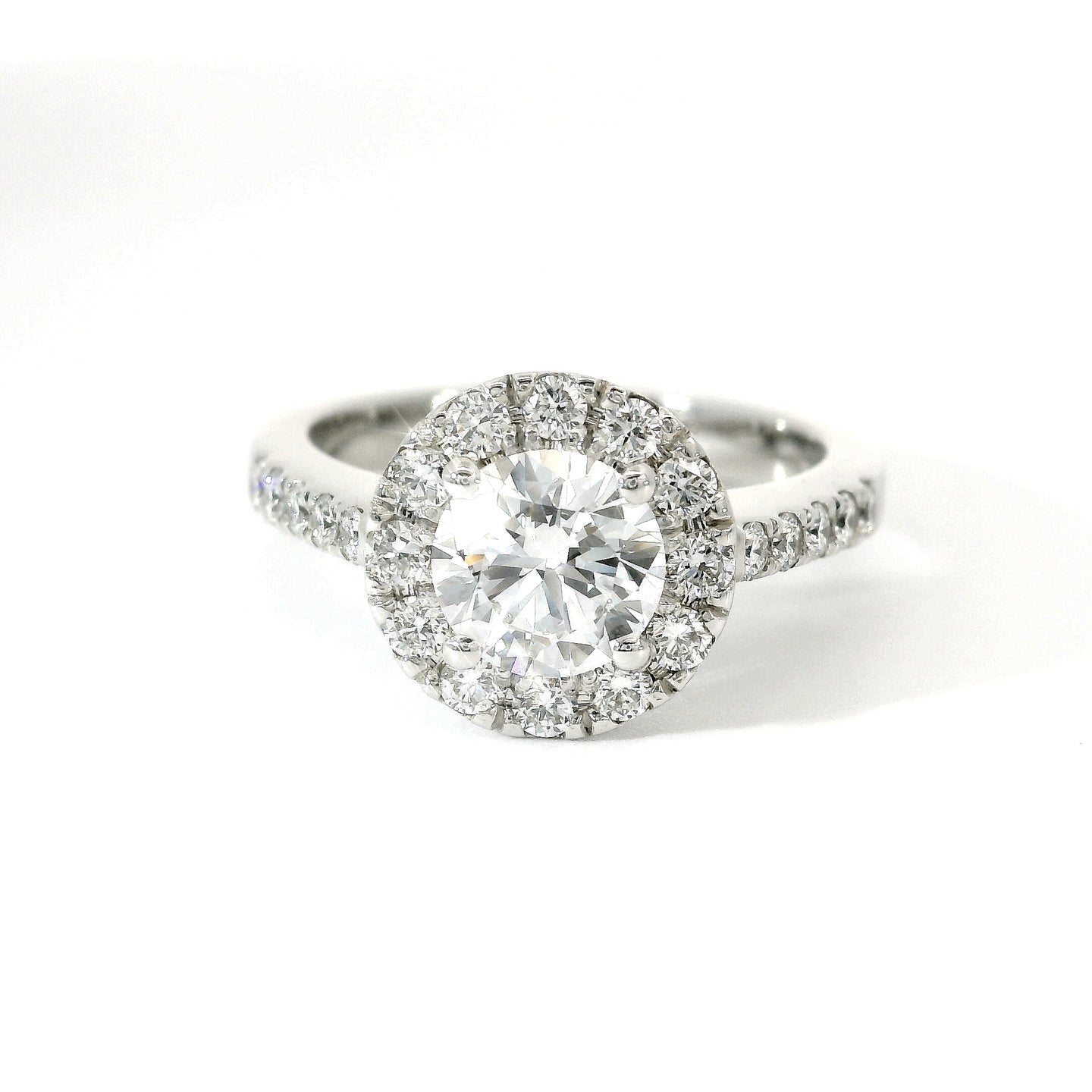 Anello dreams rotondo in oro bianco con diamanti lab-grown taglio brillante, 1,51 carati.