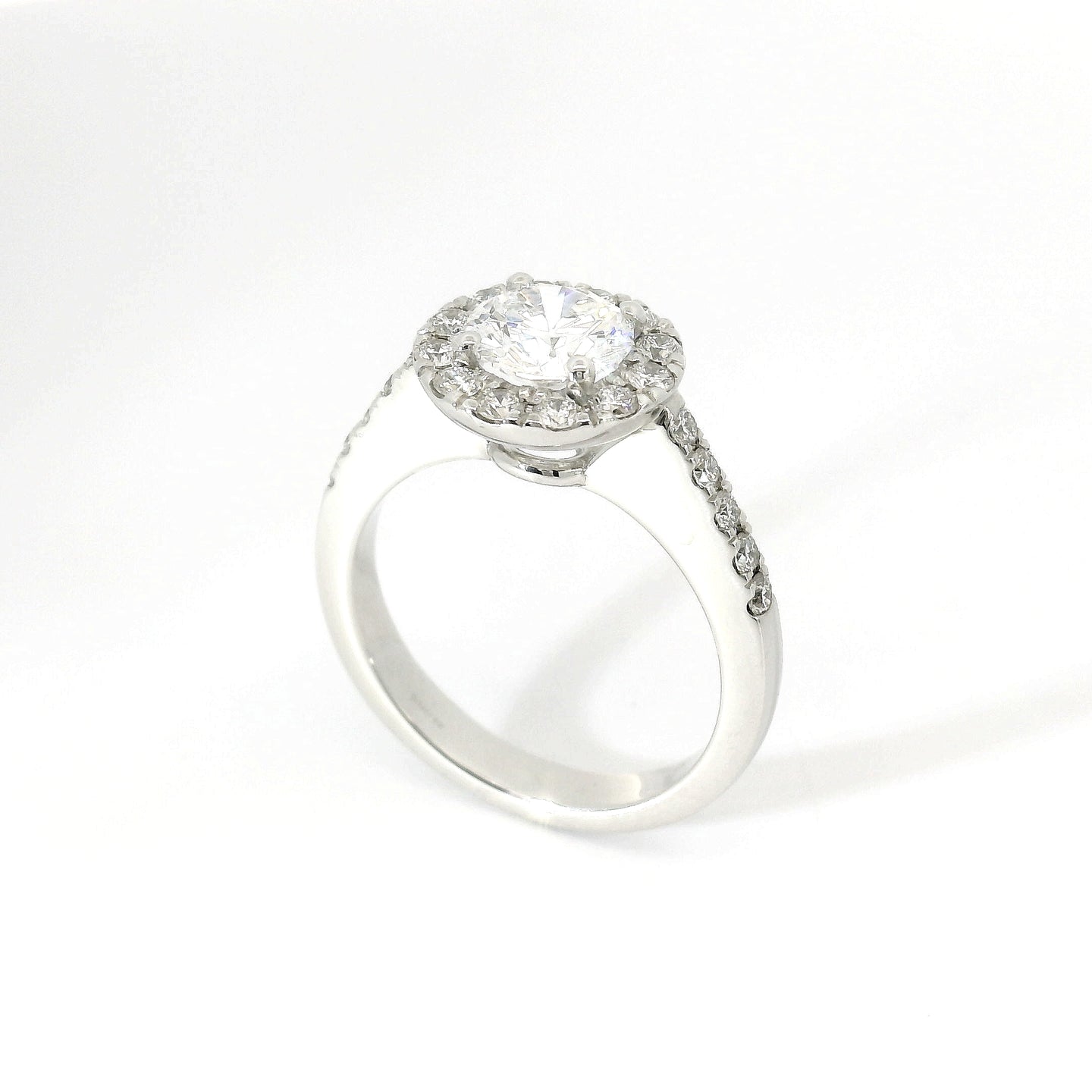 Anello dreams rotondo in oro bianco con diamanti lab-grown taglio brillante, 1,51 carati.