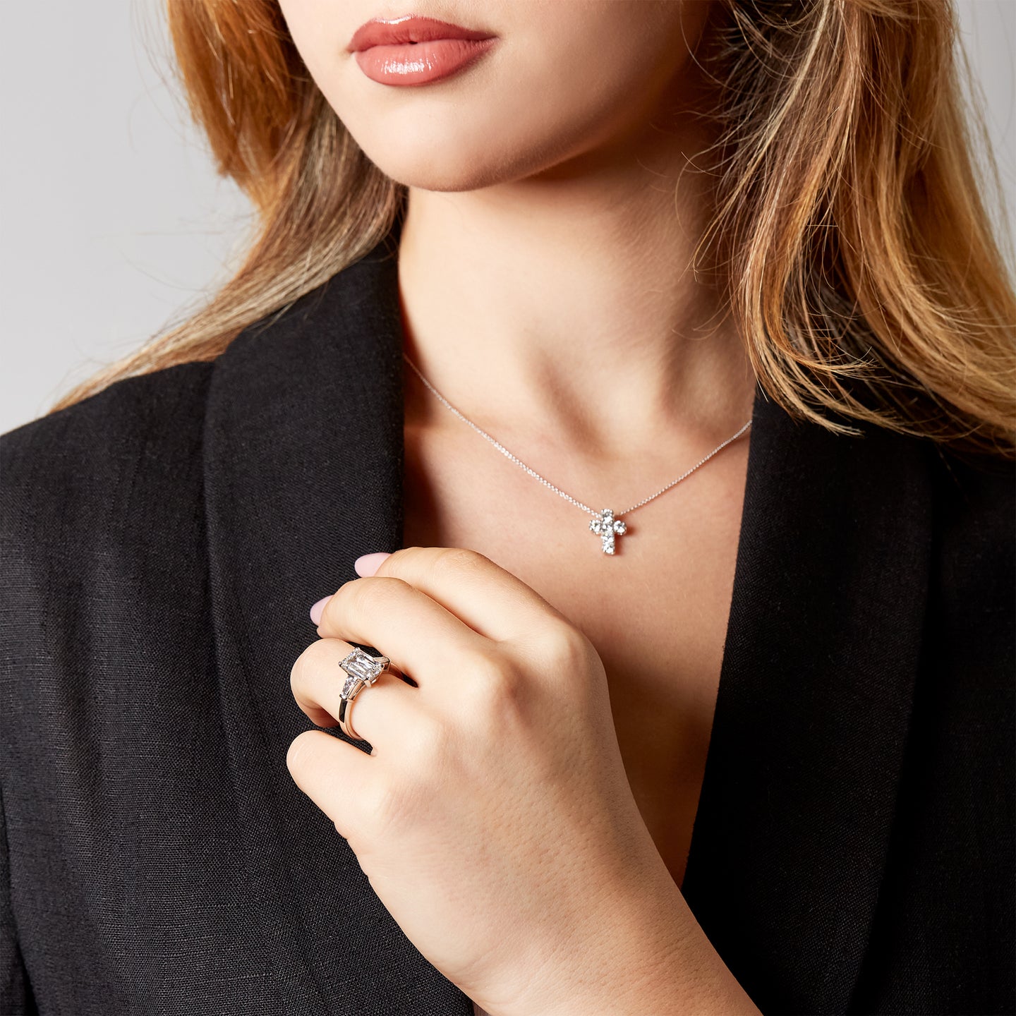 Solitario in oro bianco con diamanti lab-grown taglio Smeraldo e taper, 5,85 carati.