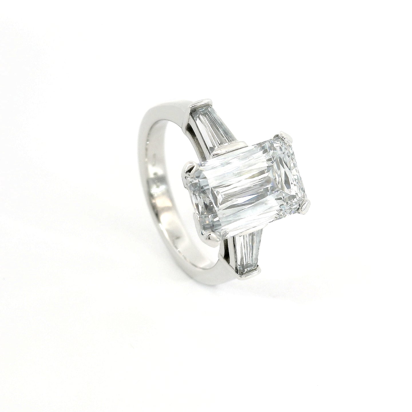 Solitario in oro bianco con diamanti lab-grown taglio Smeraldo e taper, 5,85 carati.