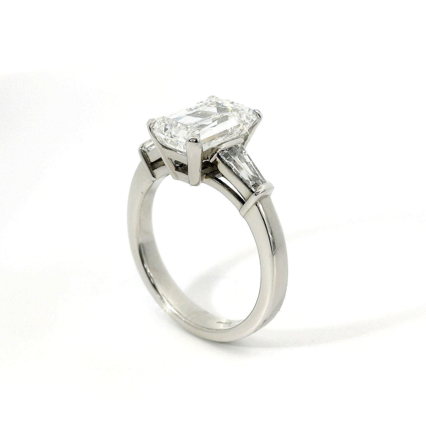 Solitario in oro bianco con diamanti lab-grown taglio smeraldo e taper, 3,62 carati.