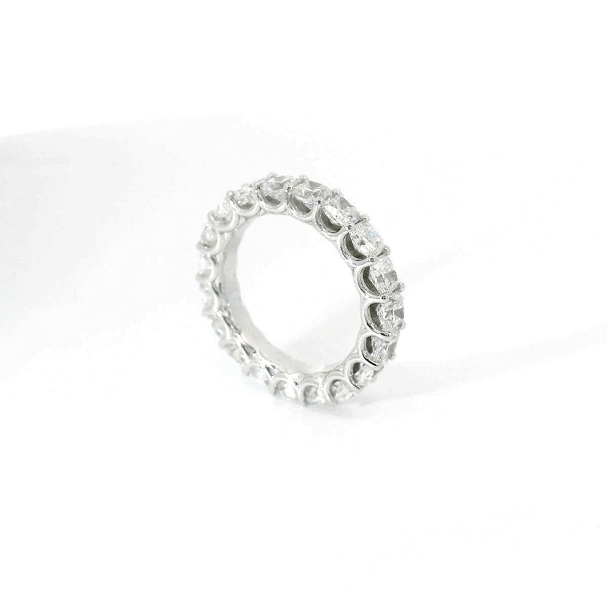 Eternity in oro bianco e diamanti lab-grown taglio cuscino, 4,53 carati.