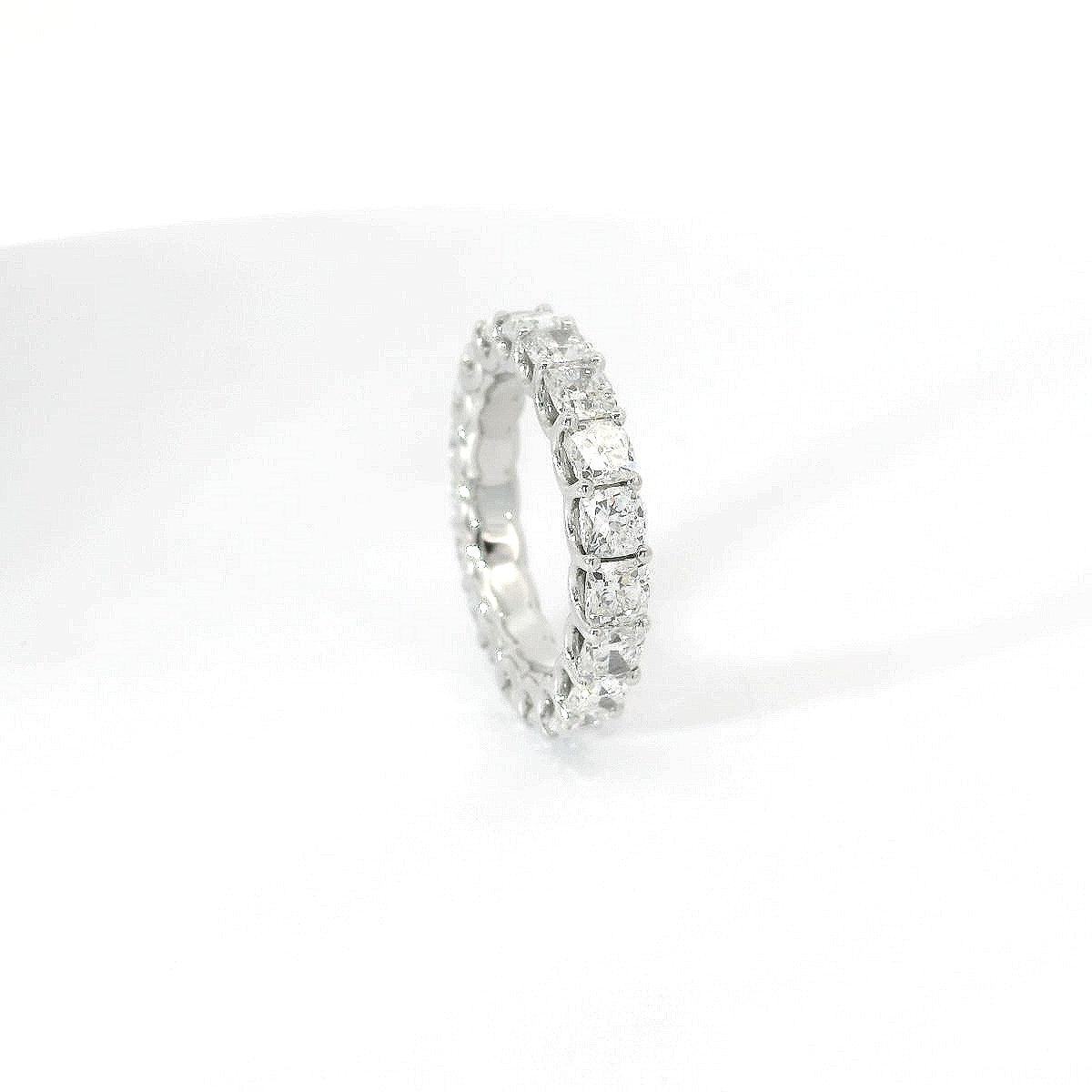 Eternity in oro bianco e diamanti lab-grown taglio cuscino, 4,53 carati.