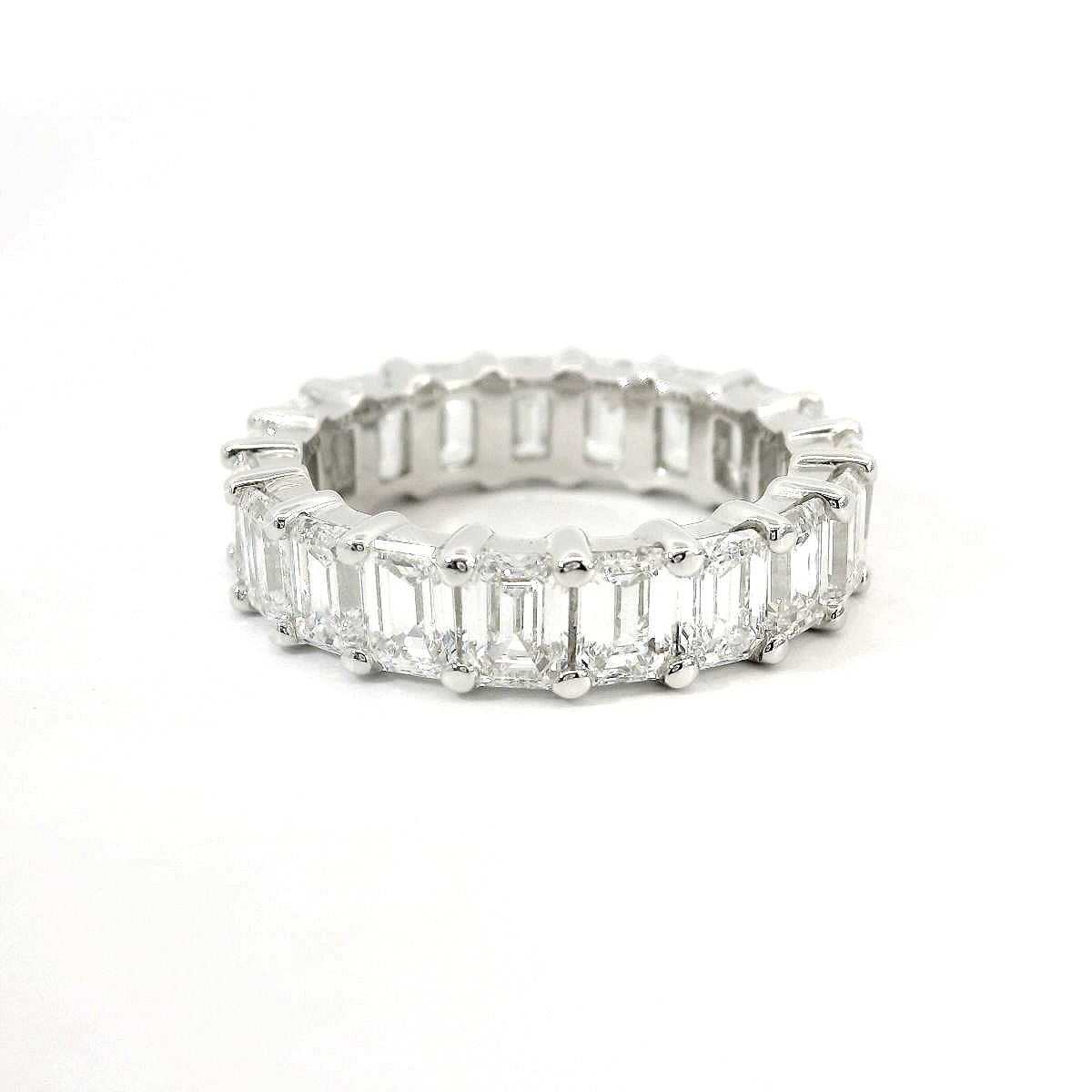 Fedina Eternity in oro bianco e diamanti lab-grown taglio smeraldo, 5,94 carati.