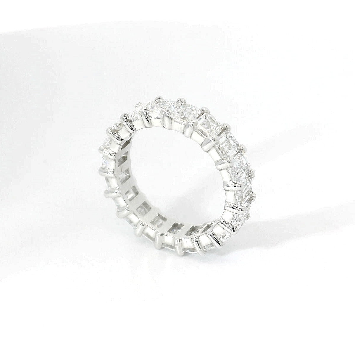 Fedina Eternity in oro bianco e diamanti lab-grown taglio smeraldo, 5,94 carati.