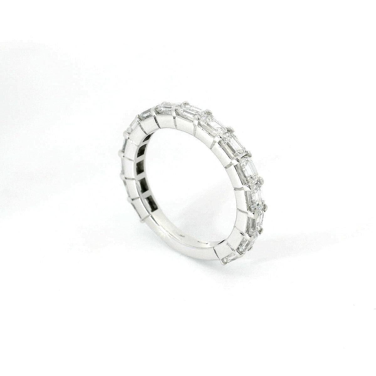 Fedina Eternity in oro bianco e diamanti lab-grown taglio smeraldo, 2,26 carati.