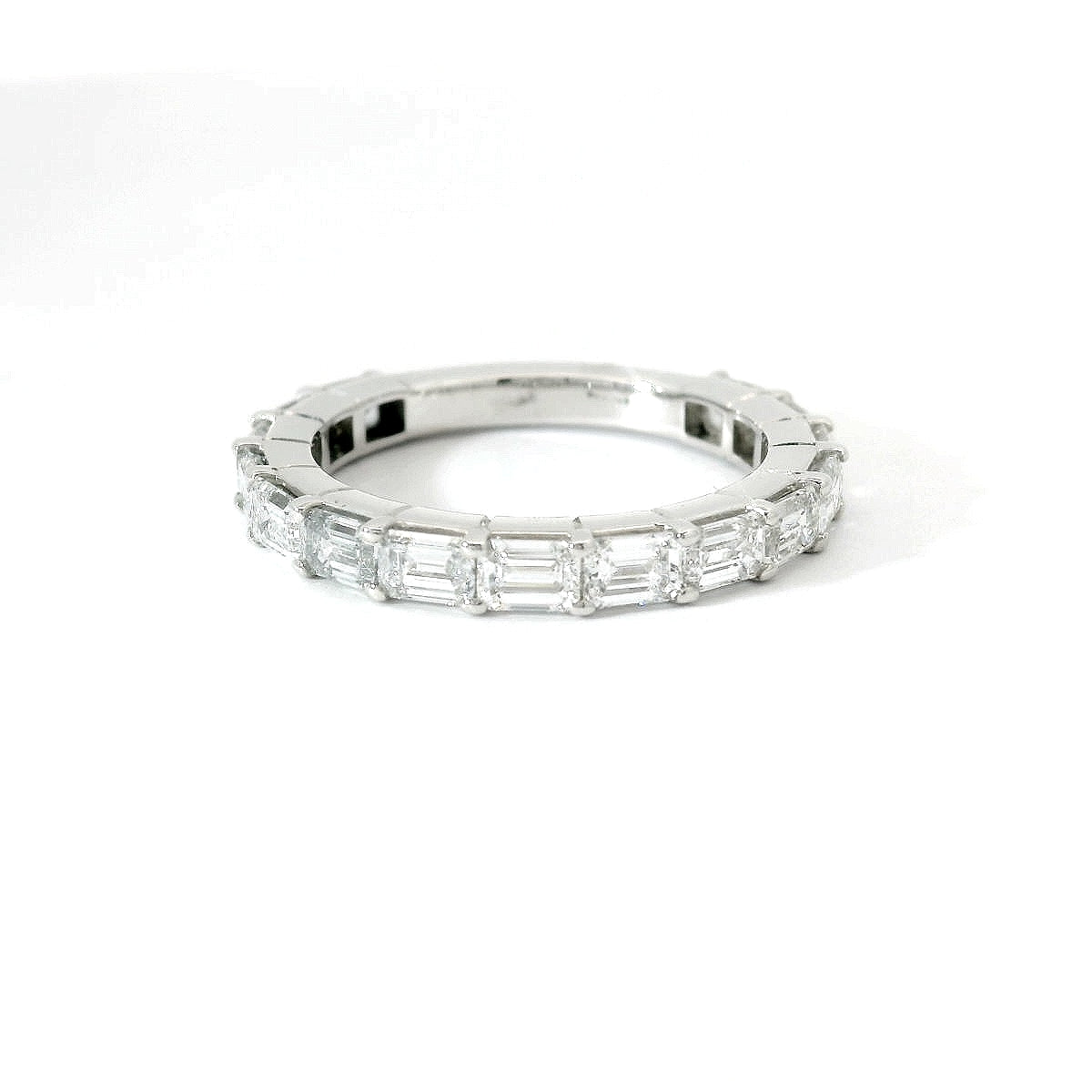 Fedina Eternity in oro bianco e diamanti lab-grown taglio smeraldo, 2,26 carati.