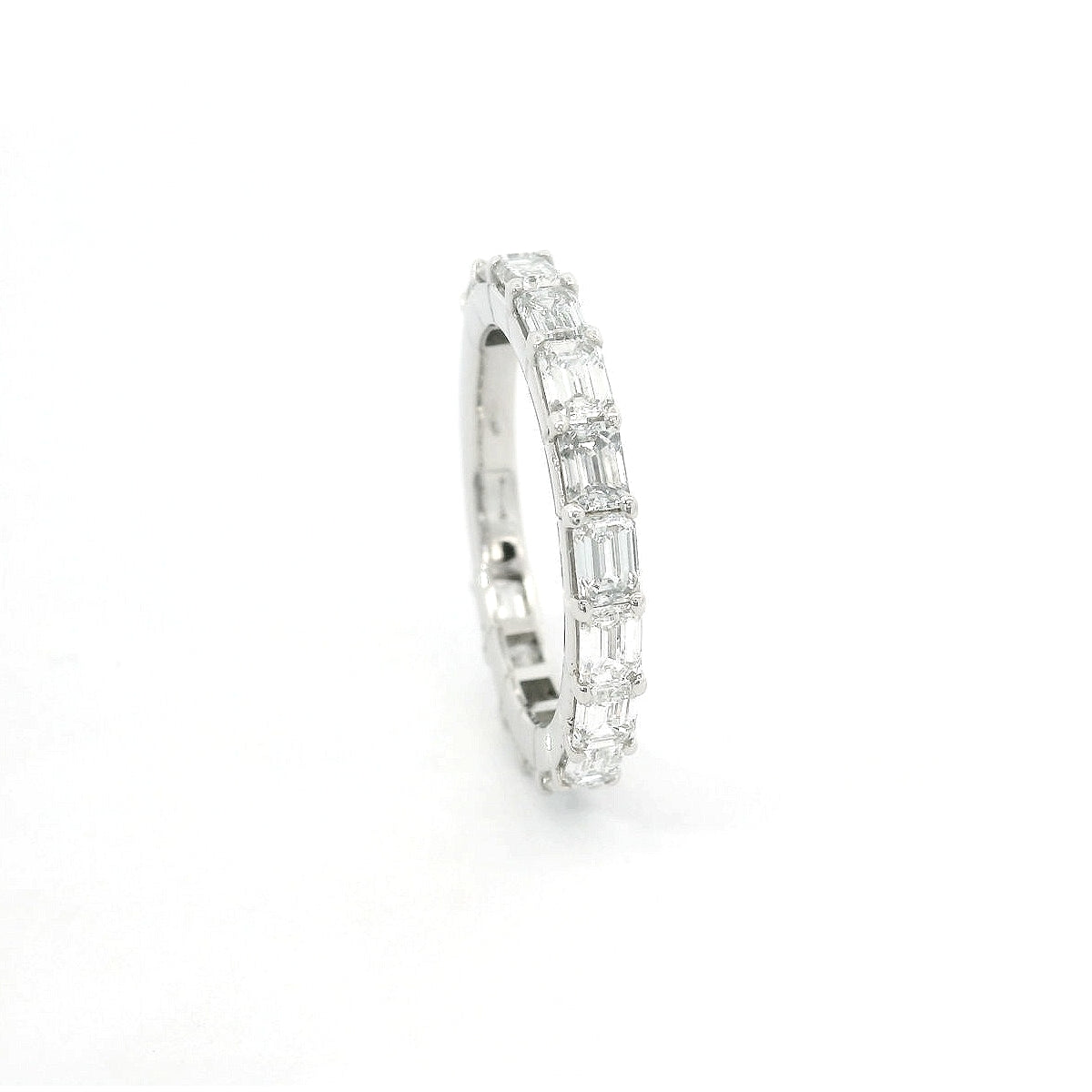 Fedina Eternity in oro bianco e diamanti lab-grown taglio smeraldo, 2,26 carati.