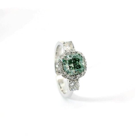 Trilogy in oro bianco con diamante lab-grown taglio cuscino fancy green e diamanti lab-grown taglio cuscino e brillante, 1,80 carati.