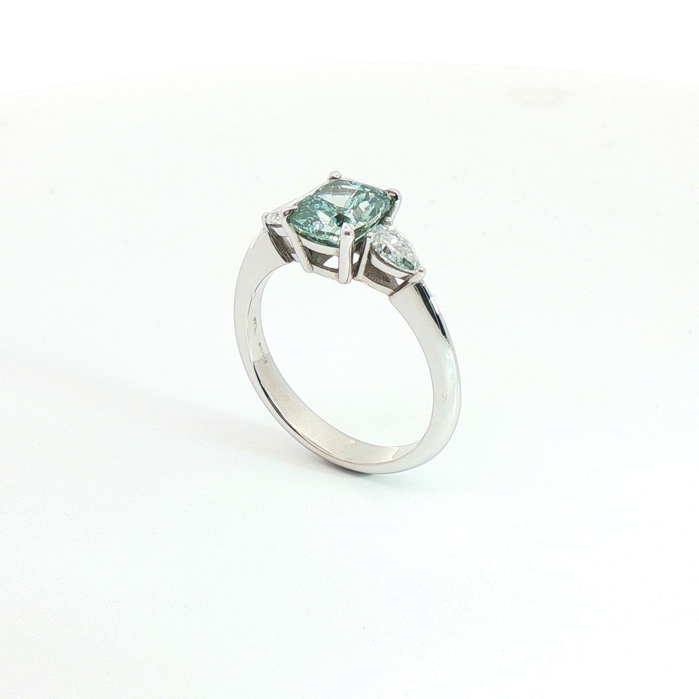 Anello Trilogy in oro bianco con diamante Lab-Grown fancy green e Diamanti Lab-Grown.