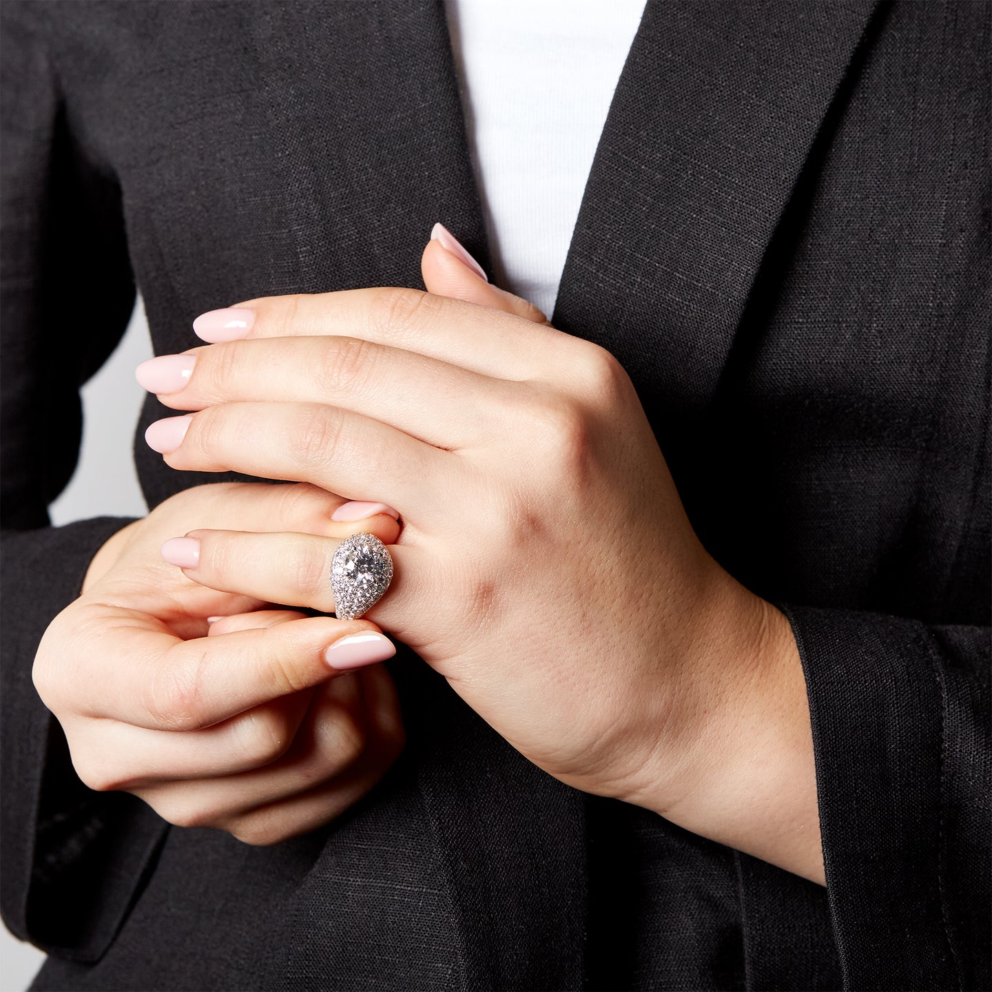 Fascia per mignolo con centrale e pavè di diamanti lab-grown taglio brillante, 4,27 carati.