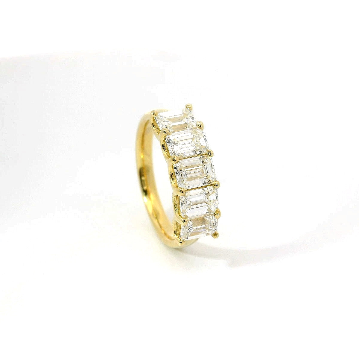 Fedina 5 pietre in oro giallo e Diamanti Lab-grown taglio smeraldo, 2,65 carati.