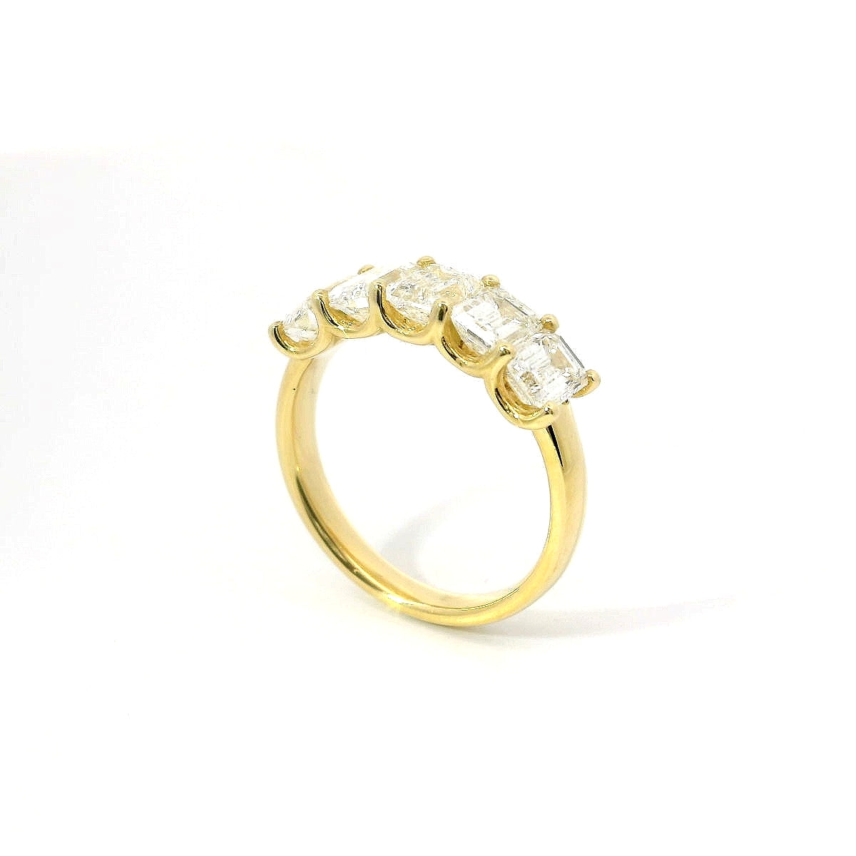 Fedina 5 pietre in oro giallo e Diamanti Lab-grown taglio smeraldo, 2,65 carati.