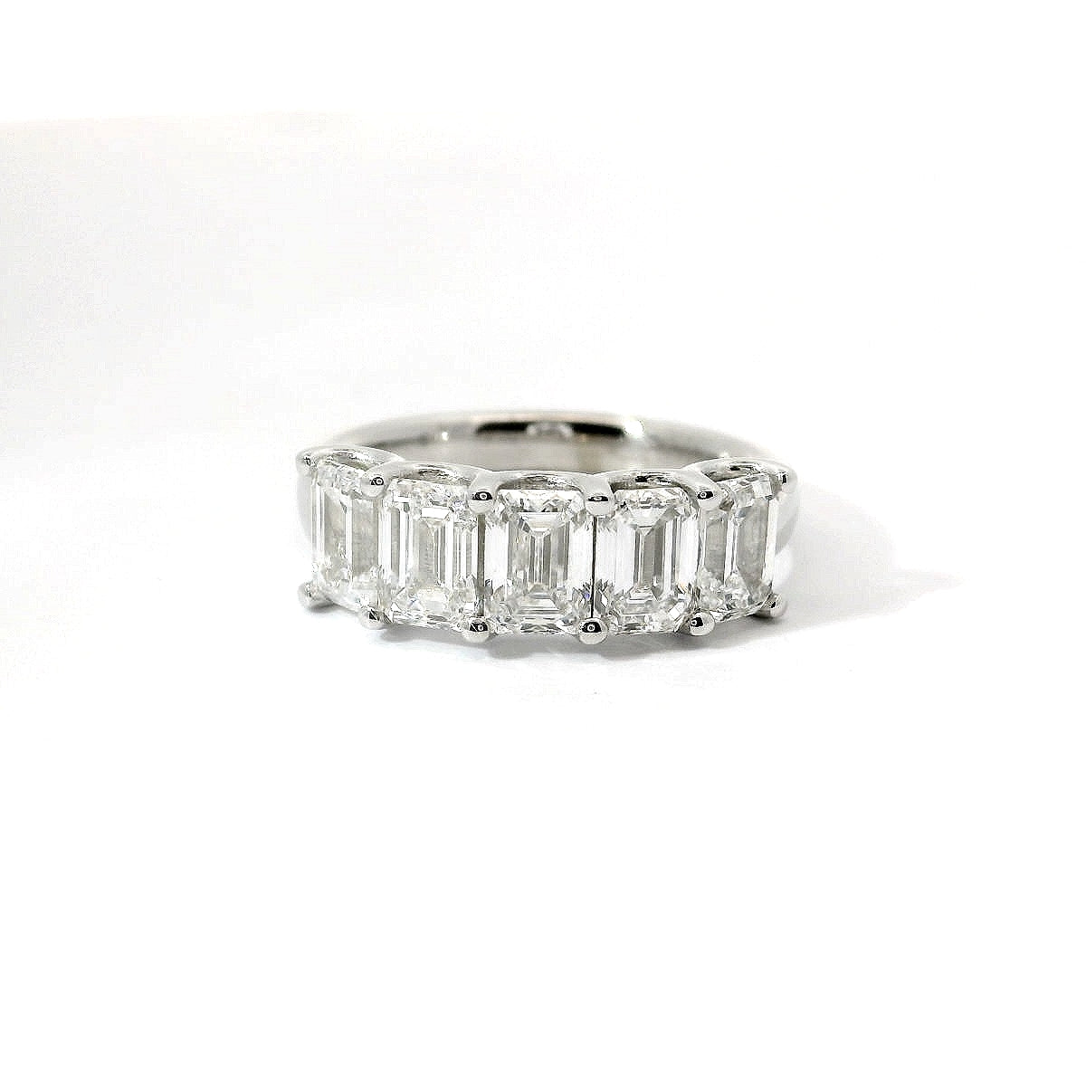 Fedina 5 pietre in Oro bianco e Diamanti Lab-grown taglio smeraldo, 2,65 carati.