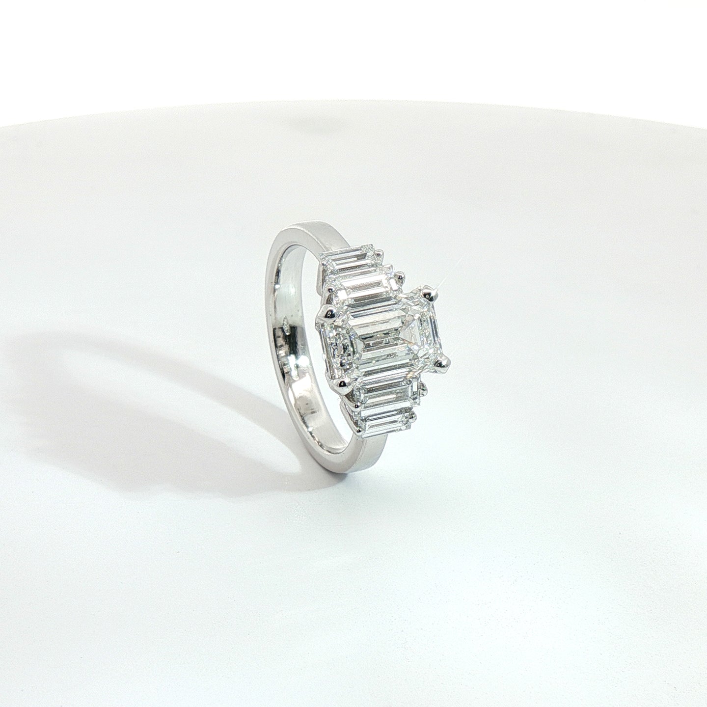 Fedina in oro bianco con Diamanti Lab-Grown taglio smeraldo, 3,38 carati.