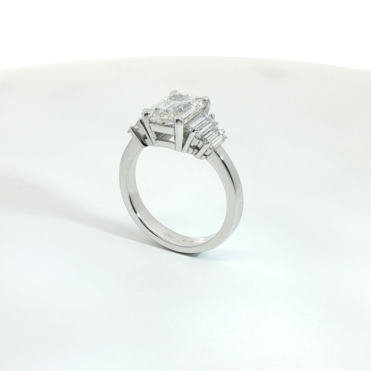 Fedina in oro bianco con Diamanti Lab-Grown taglio smeraldo, 3,38 carati.