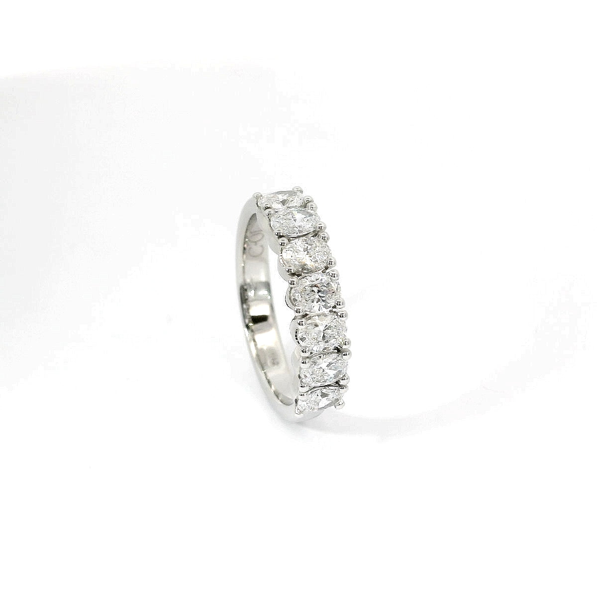 Fedina a 7 pietre in oro bianco e diamanti Lab-grown taglio ovale, 1,09 carati.