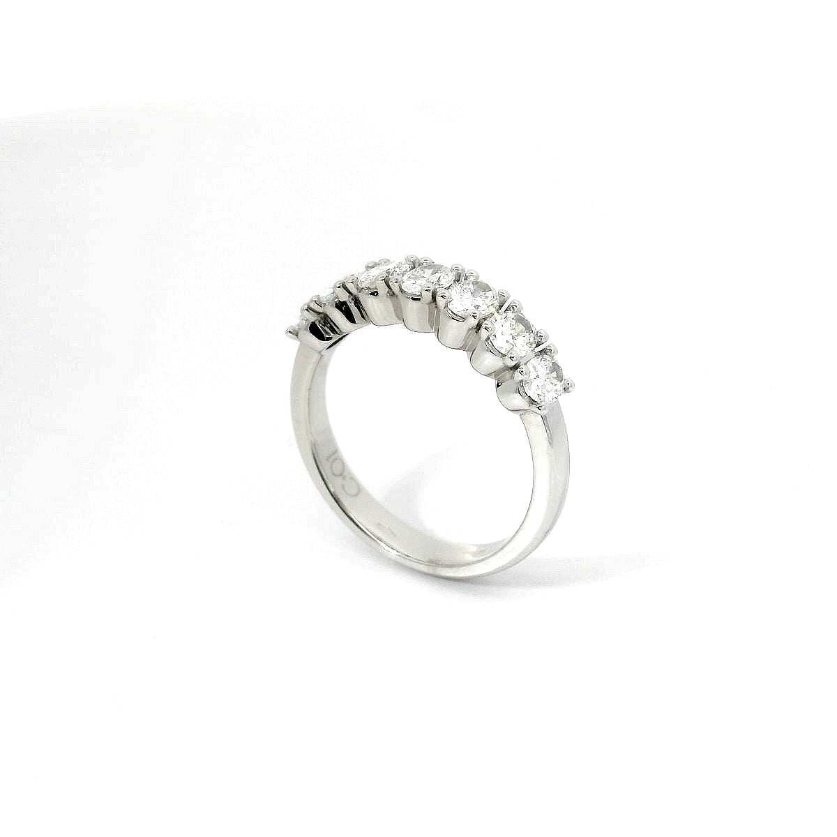 Fedina a 7 pietre in oro bianco e diamanti Lab-grown taglio ovale, 1,09 carati.