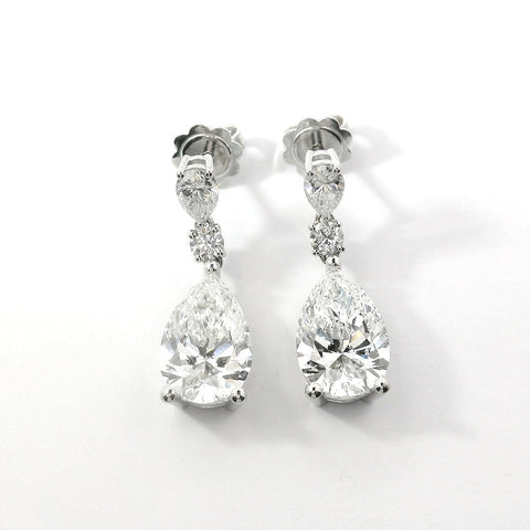 Orecchini a pendente in oro bianco e diamanti Lab-Grown taglio goccia e brillante, 6,24 carati.