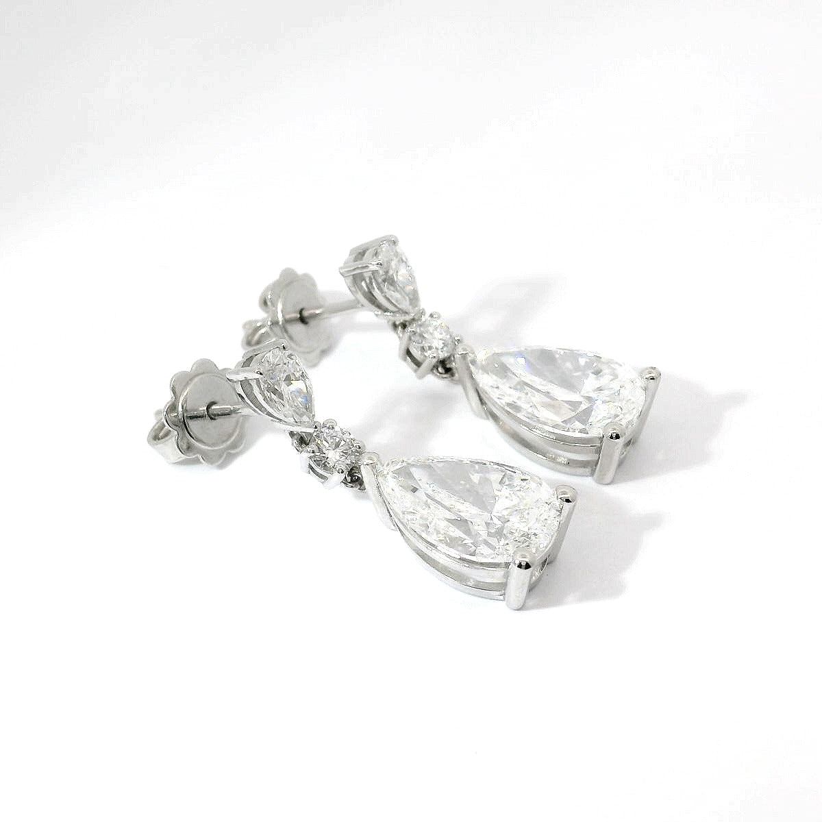Orecchini a pendente in oro bianco e diamanti Lab-Grown taglio goccia e brillante, 6,24 carati.