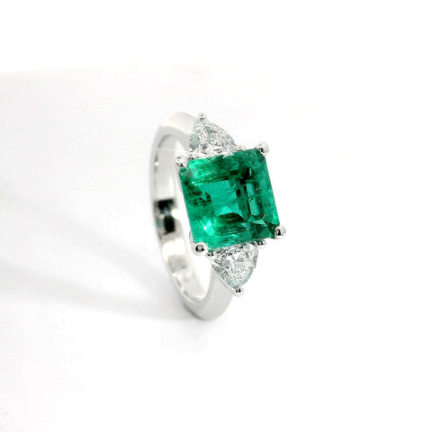 Anello in Oro Bianco con Smeraldo Lab Grown taglio asscher e Diamanti Lab-Grown taglio trillion.