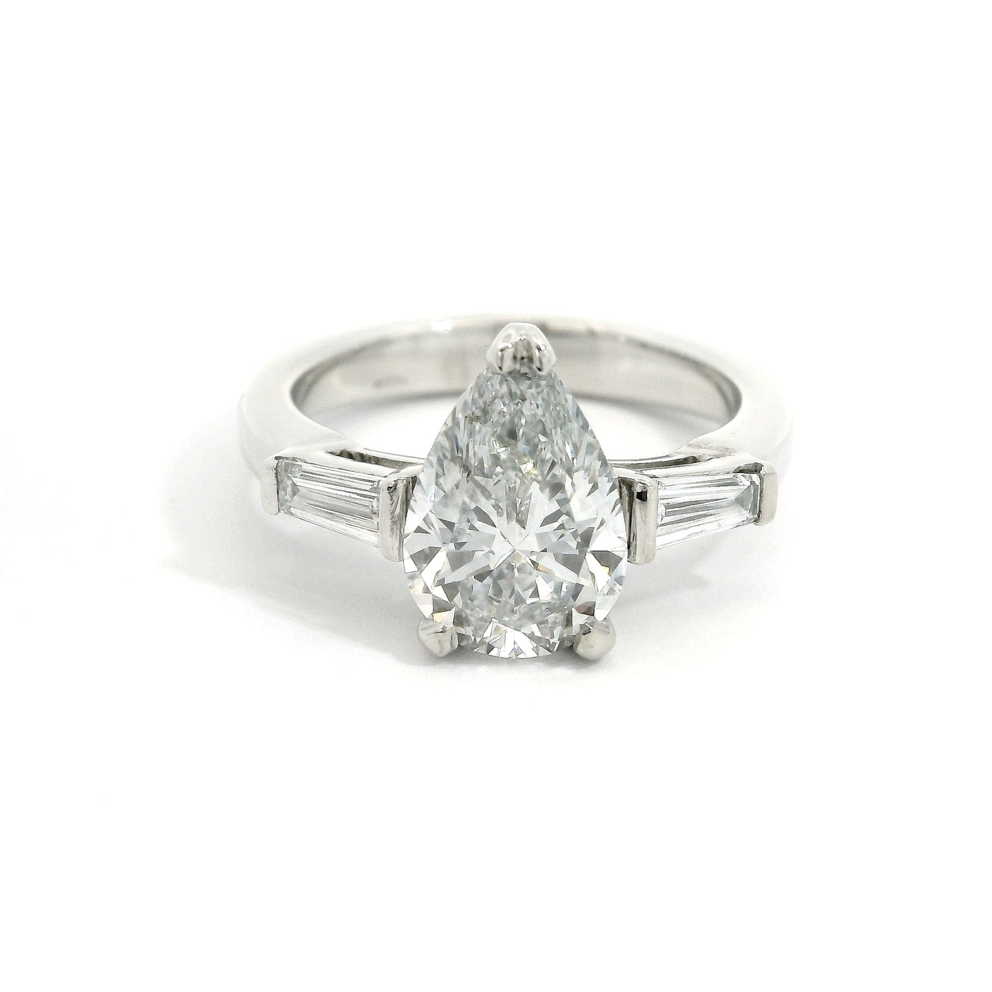 Solitario in oro bianco con diamanti lab-grown taglio Goccia e Taper, 2,59 carati.