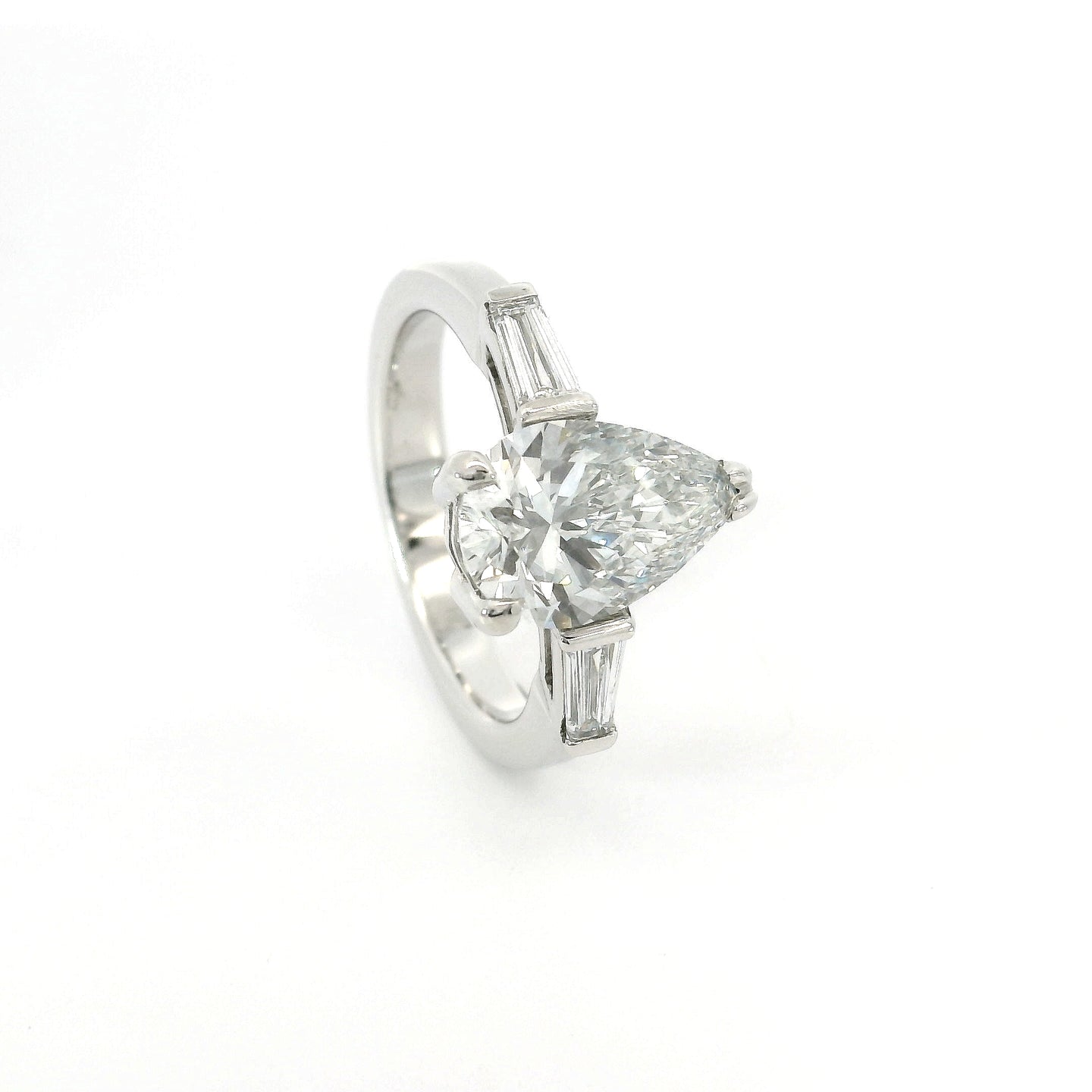 Solitario in oro bianco con diamanti lab-grown taglio Goccia e Taper, 2,59 carati.