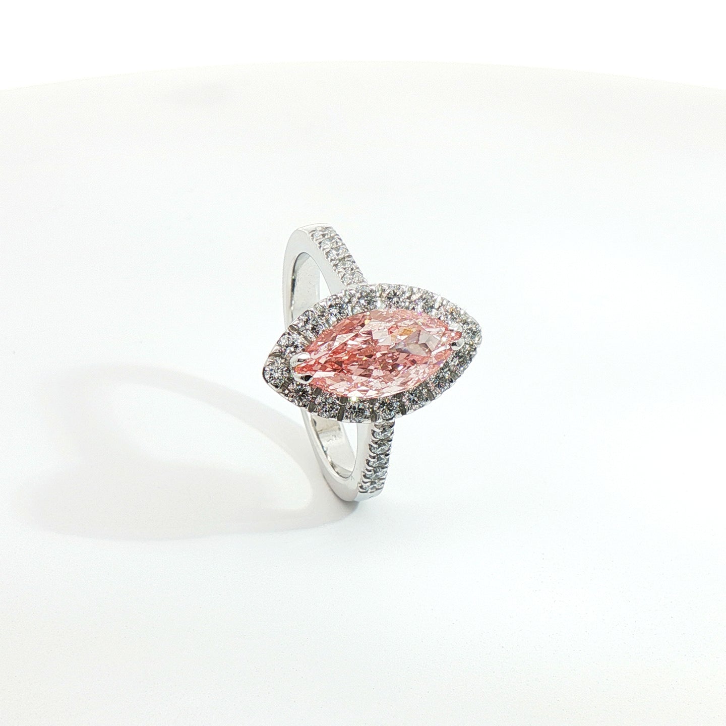 Anello Dreams con diamante Lab-Grown Fancy Vivid Pink e diamanti Lab-Grown taglio brillante.