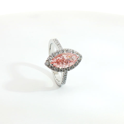 Anello Dreams con diamante Lab-Grown Fancy Vivid Pink e diamanti Lab-Grown taglio brillante.
