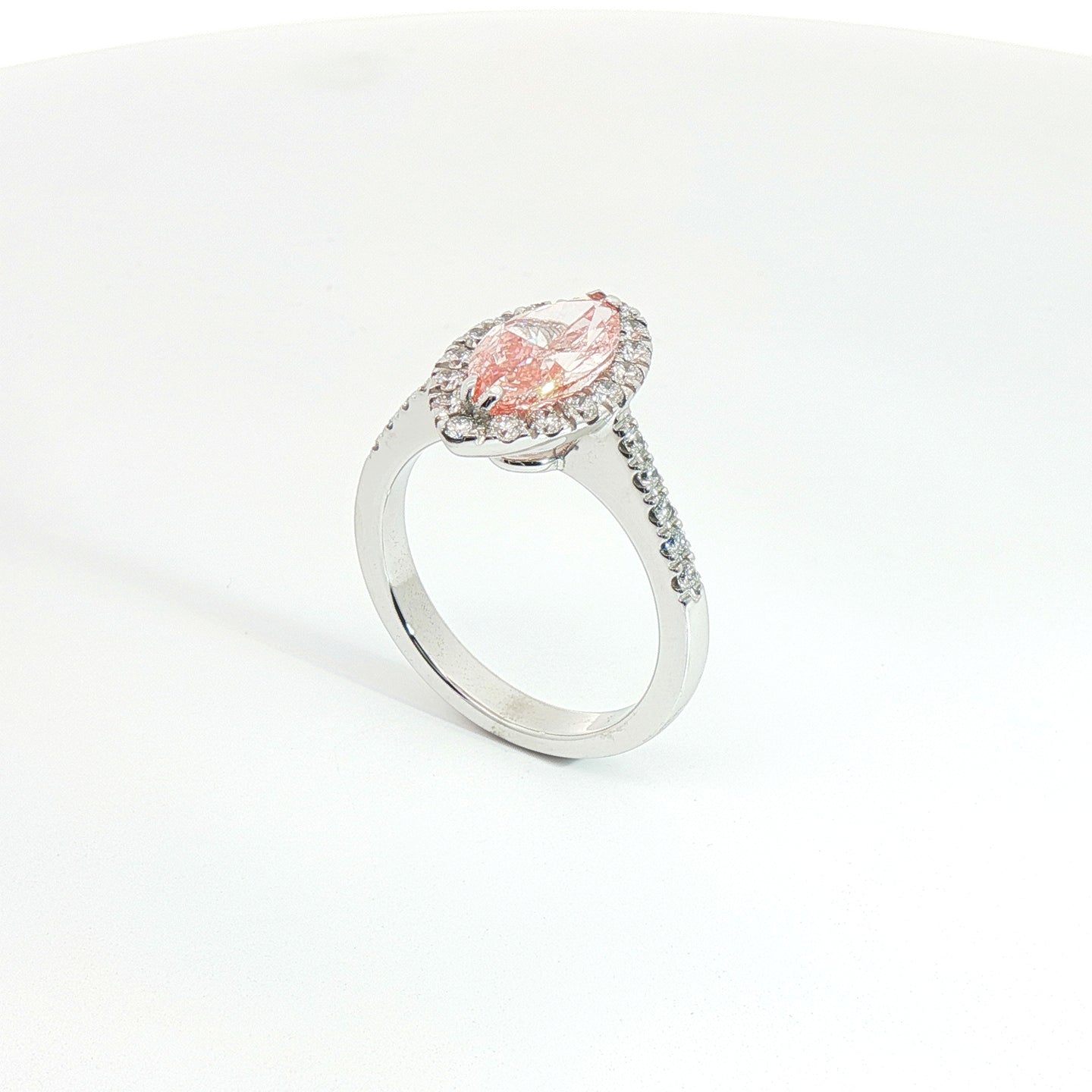 Anello Dreams con diamante Lab-Grown Fancy Vivid Pink e diamanti Lab-Grown taglio brillante.