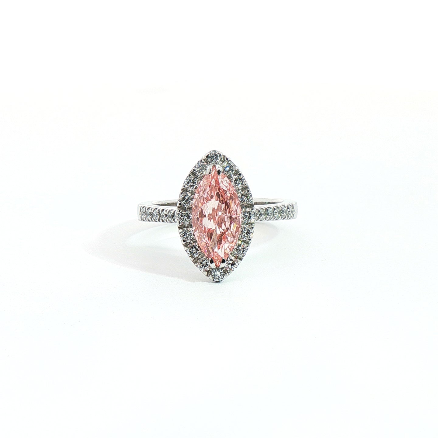 Anello Dreams con diamante Lab-Grown Fancy Vivid Pink e diamanti Lab-Grown taglio brillante.