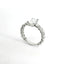 Solitario con diamante lab-grown taglio radiant e diamanti lab-grown taglio brillante sul gambo, 3,81 carati.