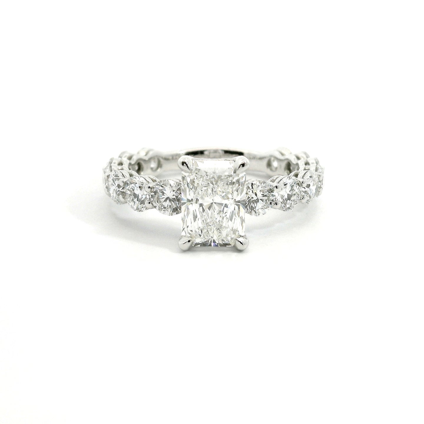 Solitario con diamante lab-grown taglio radiant e diamanti lab-grown taglio brillante sul gambo, 3,81 carati.