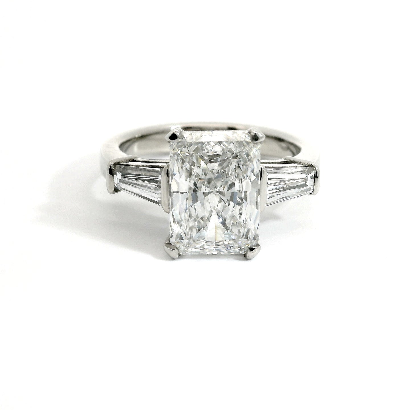 Solitario in oro bianco con diamanti lab-grown taglio radiant e taper, 4,32 carati.