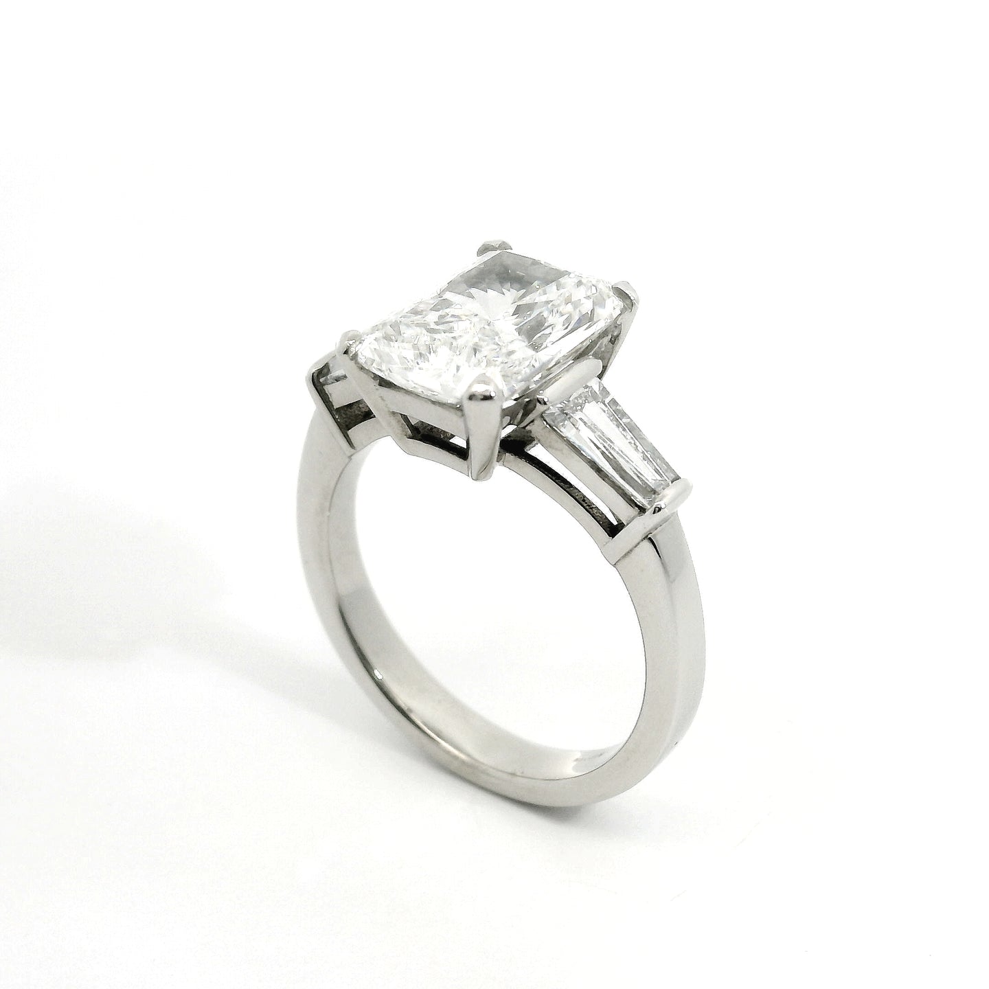 Solitario in oro bianco con diamanti lab-grown taglio radiant e taper, 4,32 carati.