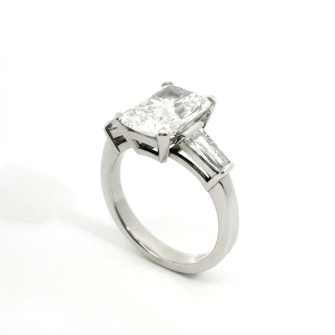 Solitario in oro bianco con diamanti lab-grown taglio radiant e taper, 4,32 carati.