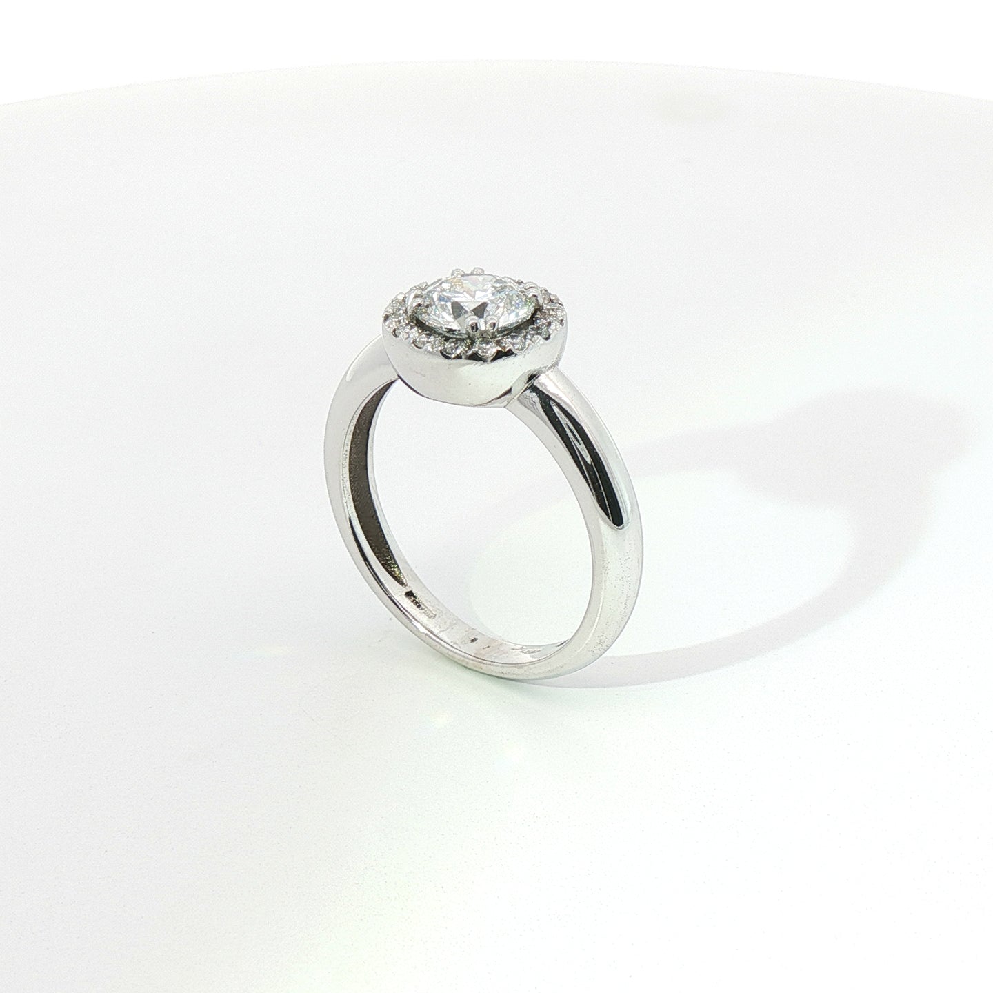 Anello in oro bianco con diamanti Lab-Grown taglio brillante, 1,20 carati.