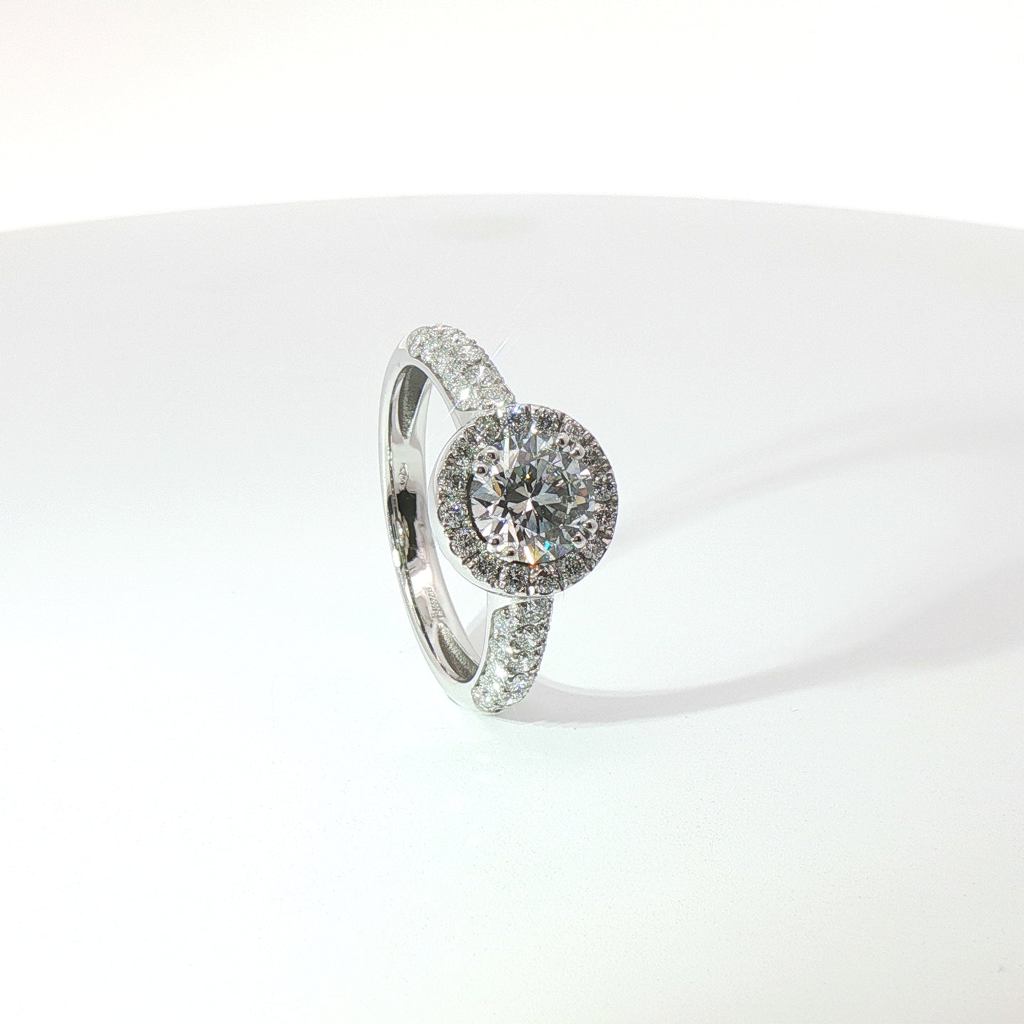 Solitario in oro bianco con diamanti Lab-Grown taglio brillante, 1,69 carati.