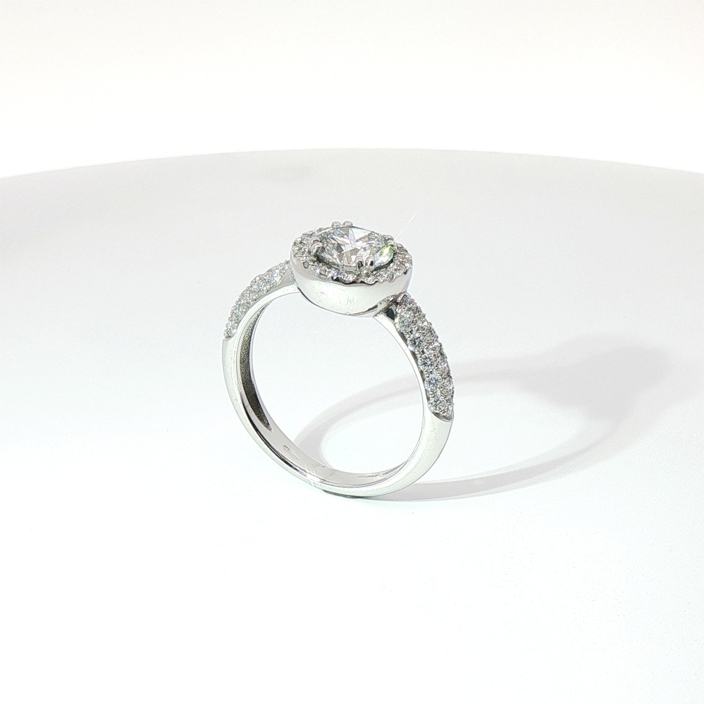Solitario in oro bianco con diamanti Lab-Grown taglio brillante, 1,69 carati.