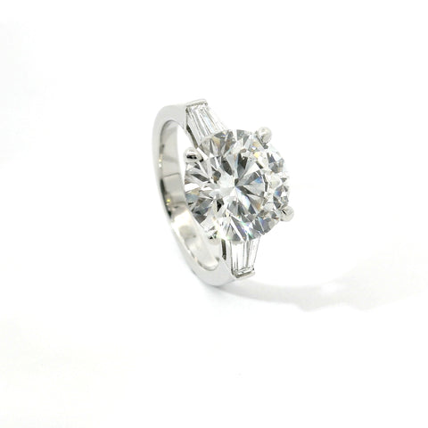 Solitario in oro bianco con diamanti lab-grown taglio brillante e taper, 5,63 carati.