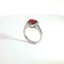 Anello in oro bianco con rubino Lab-Grown taglio cuore e diamanti Lab-Grown taglio brillante.