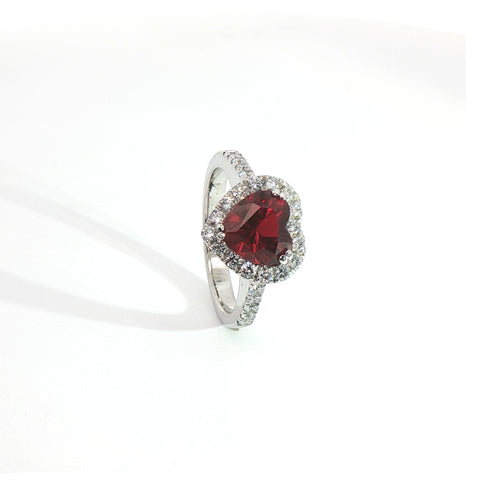 Anello in oro bianco con rubino Lab-Grown taglio cuore e diamanti Lab-Grown taglio brillante.