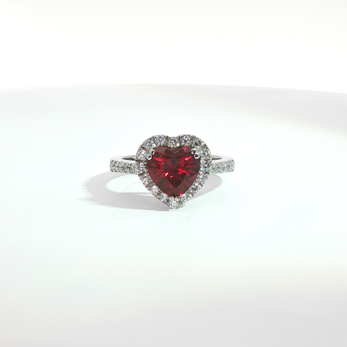 Anello in oro bianco con rubino Lab-Grown taglio cuore e diamanti Lab-Grown taglio brillante.